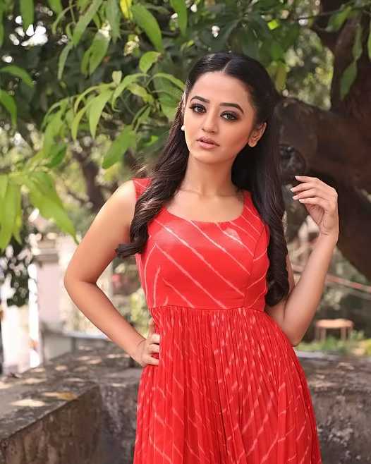 Helly Shah image