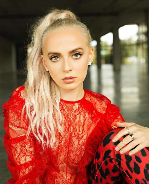 Madilyn Bailey wiki Biography Height Net Worth images